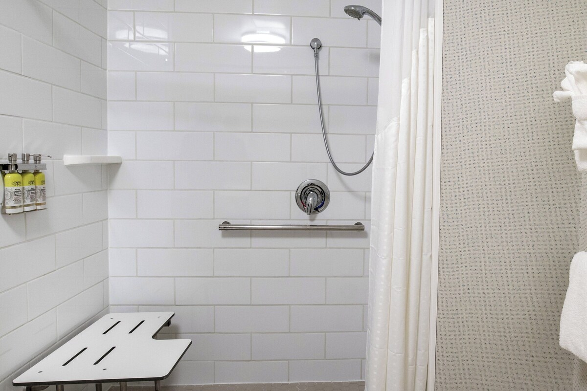 スタンダード ルーム キングベッド 1 台 バリアフリー (Mobility, Roll-In Shower) | セーフティボックス (室内)、デスク、ノートパソコン用作業スペース、遮光カーテン