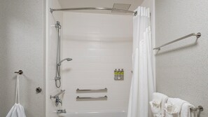 スタンダード ルーム クイーンベッド 2 台 バリアフリー (Mobility) | セーフティボックス (室内)、デスク、ノートパソコン用作業スペース、遮光カーテン