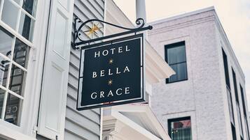 A hotel sign with the name "Hotel Bella Grace" and a star symbol.