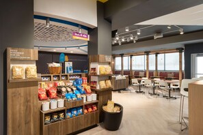 Snack bar - Tru by Hilton Cedar Rapids Westdale (Cedar Rapids)