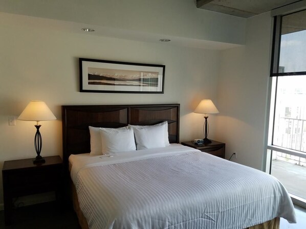 Standard Room, 1 King Bed - Oakwood at Amli on 2nd (Austin)