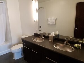 Standard Room, 1 King Bed | Bathroom | Shower - Oakwood at Amli on 2nd (Austin)