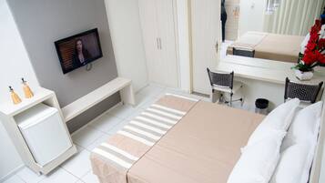 Quarto luxo | Frigobar, cofres nos quartos, escrivaninha, Wi-Fi de cortesia