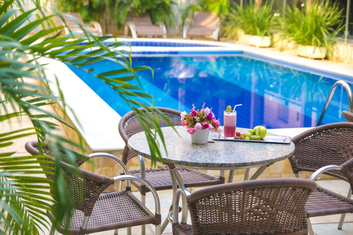 outdoor pool, free pool cabanas, pool loungers