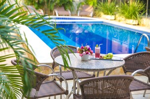 Una piscina al aire libre, camas de piscina gratis