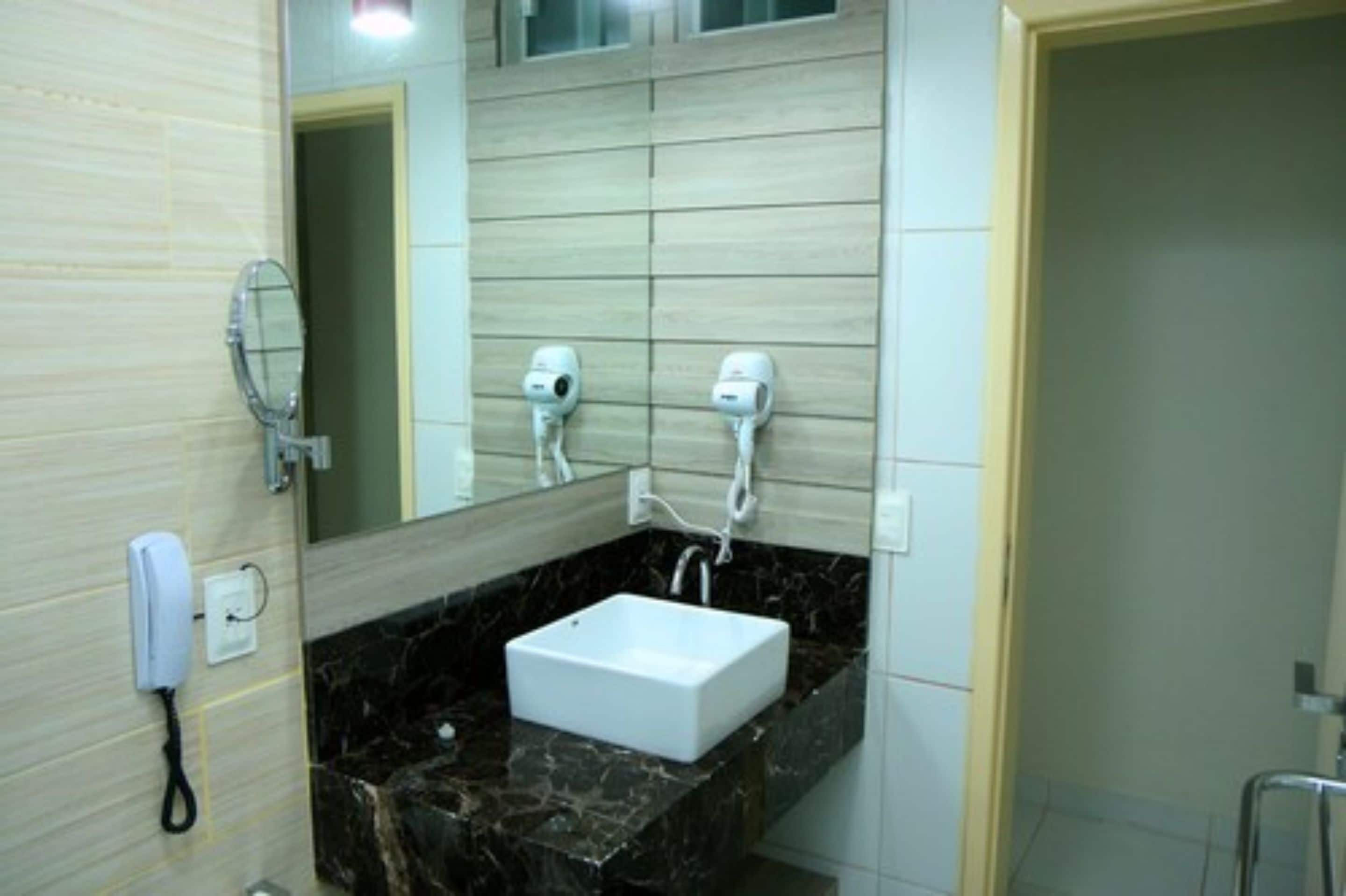 deluxe room | bathroom sink