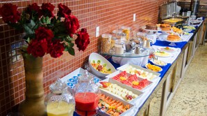 A buffet with various food items and beverages. - Vitoria Palace Hotel (Mossoro)