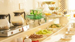 Ein reichhaltiges Buffet mit verschiedenen Speisen und Geschirr.
