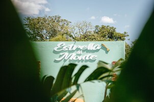 2 室外游泳池，池畔遮阳伞