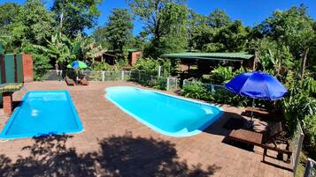 2 座室外游泳池,提供泳池遮陽傘