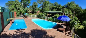 2 hồ bơi ngoài trời, dù/ô trên bãi biển/hồ bơi 