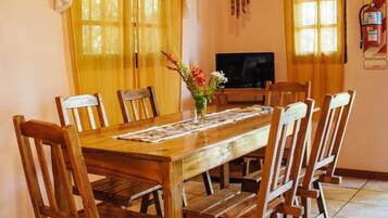 Family Cabin, 2 Bedrooms | Dining room