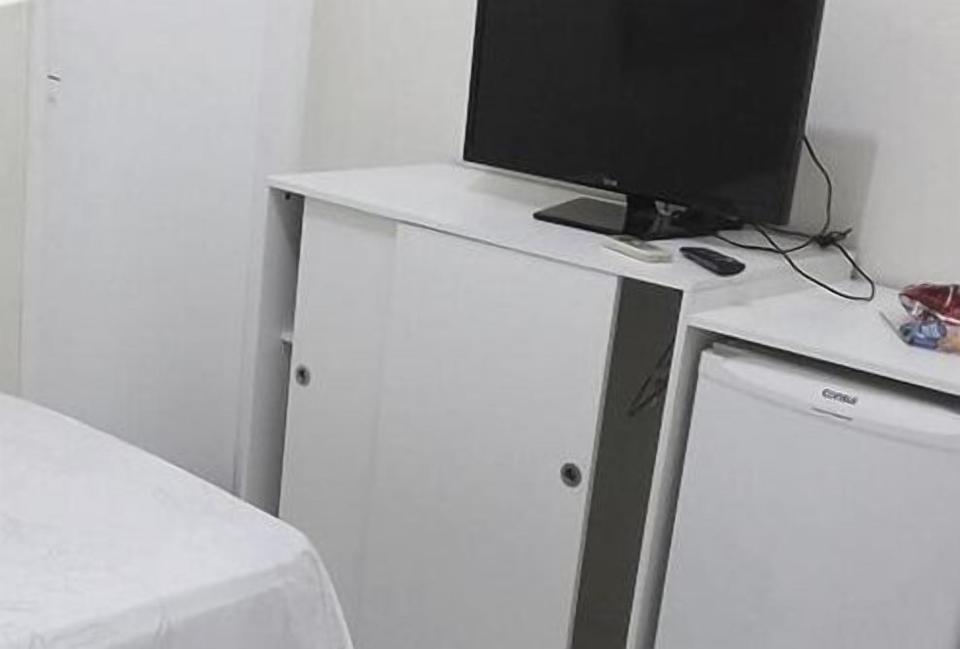 Frigobar, escrivaninha, cortinas blackout, ferros/tábuas de passar roupa