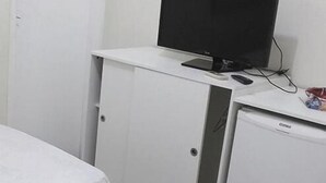 Minibar, skrivebord, blendingsgardiner og strykejern/-brett