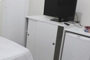 Minibar, escritorio, cortinas blackout y tabla de planchar con plancha