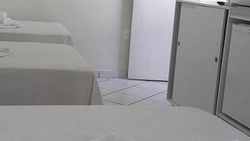 Frigobar, escrivaninha, cortinas blackout, ferros/tábuas de passar roupa