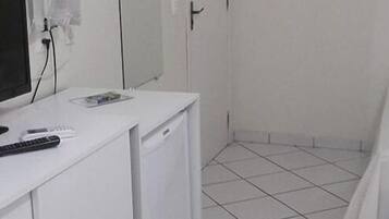 Minibar, bureau, rideaux occultants, fer et planche à repasser