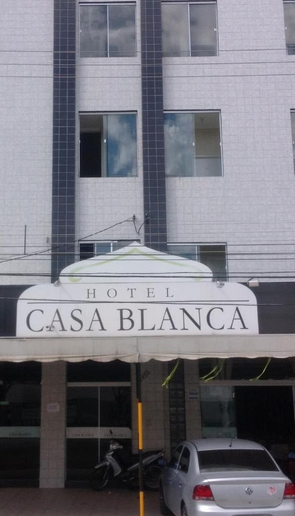Entrada de hotel com uma placa indicando 'Hotel Casa Blanca'.