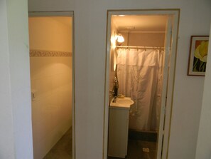 Casa, 2 habitaciones | Baño | Regadera y toallas 