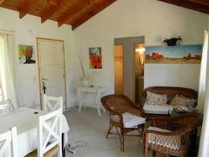 24–tuumainen televisio, jossa kaapelikanavat