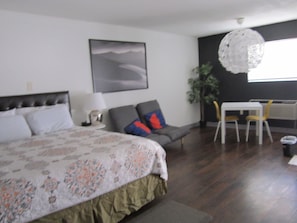Standard Single Room, 1 King Bed | Living area | Flat-screen TV