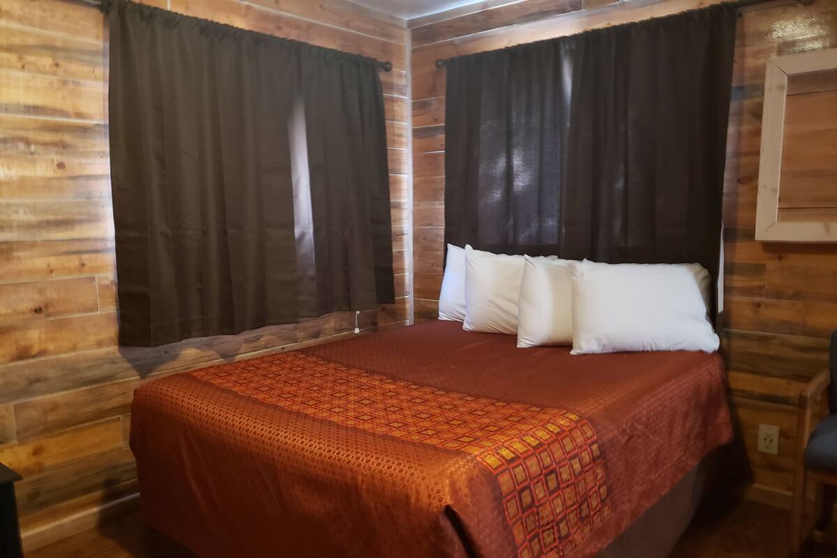 Standard Single Room, 1 Queen Bed | 1 bedroom, premium bedding, desk, blackout curtains