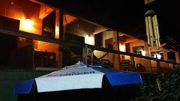 Fachada da propriedade à noite