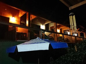 Mặt tiền nơi lưu trú - ban đêm