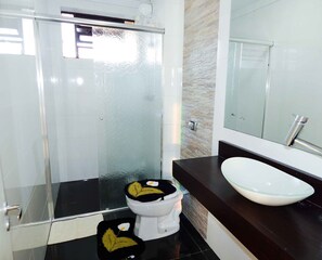 Comfort-Apartment, 3 Schlafzimmer | Badezimmer | Dusche, Handtücher