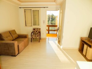 Apartamento conforto, 3 quartos | Sala de estar | TV de tela plana