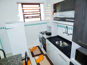Apartamento conforto, 3 quartos | Cozinha privada | Geladeira, micro-ondas, talheres/pratos/utensílios de cozinha