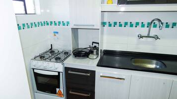 Apartemen Comfort, 3 kamar tidur | Dapur pribadi | Lemari es, microwave, dan peralatan masak/sendok-piring