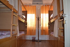 Tabla de planchar con plancha, wifi gratis y ropa de cama 