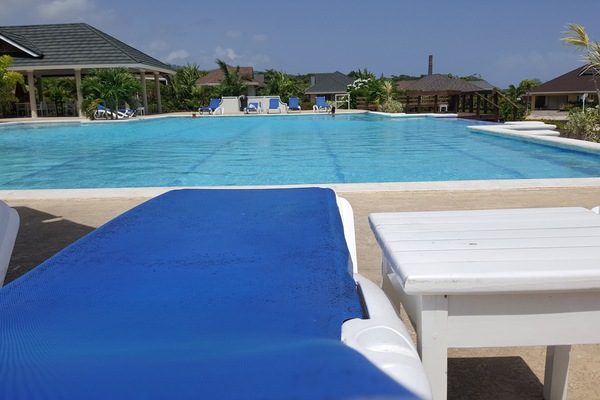 Kolam renang outdoor, dengan payung kolam renang dan kursi berjemur