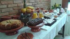 Free daily buffet breakfast - Pousada Rio Vermelho (Florianópolis)