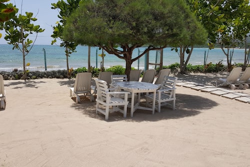 Playa privada en los alrededores y playa de arena blanca