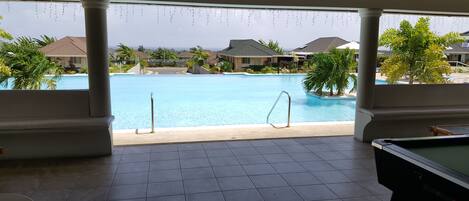 حمّام سباحة خارجي، مظلات على حمّام السباحة، مقاعد للتشمس