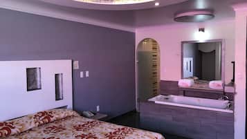 Habitación exclusiva, hidromasaje | Decoración personalizada y muebles diferentes