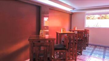 Desayuno continental (MXN 120 por persona)