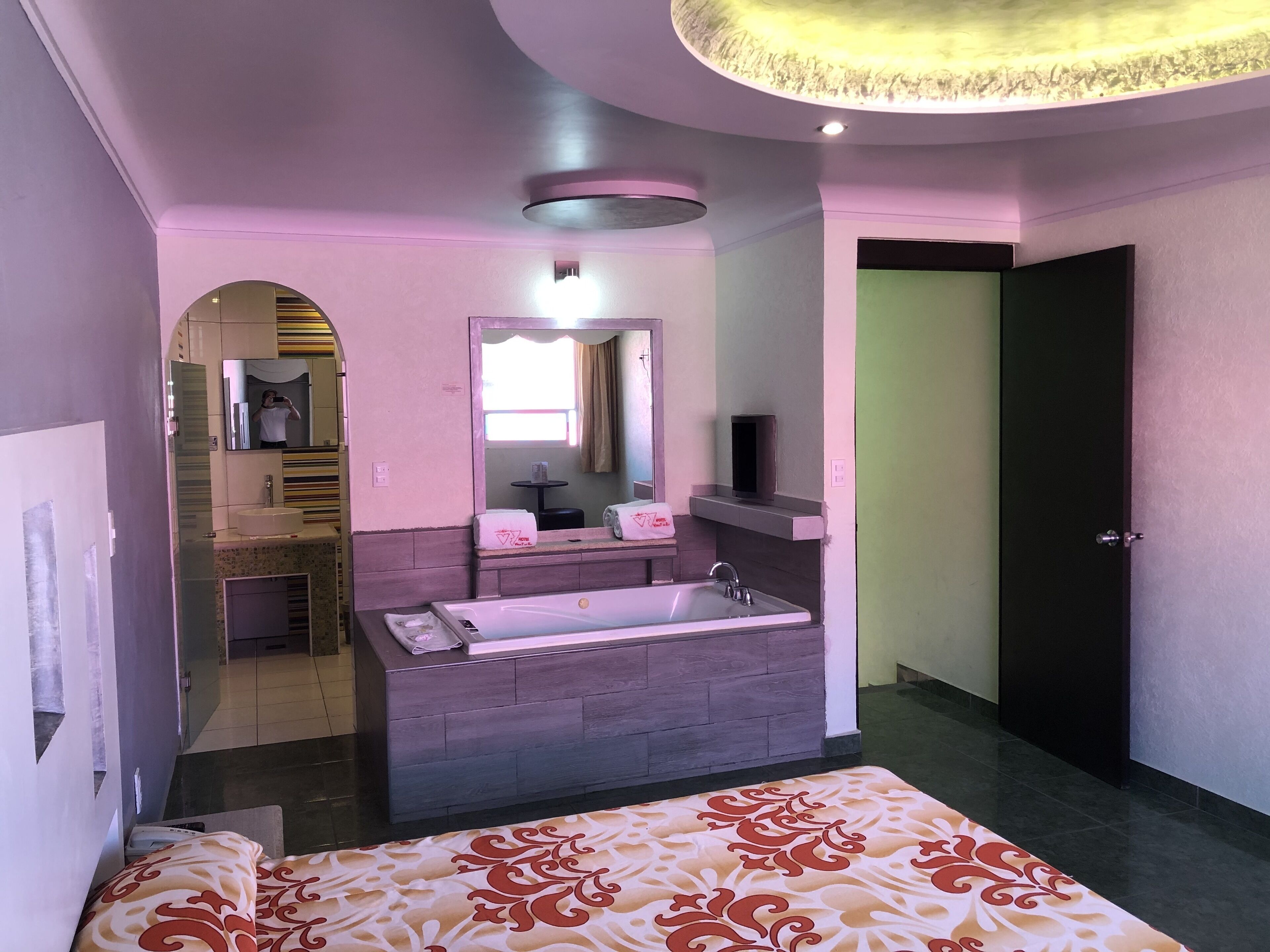 Habitación exclusiva, hidromasaje | Decoración personalizada y muebles diferentes 