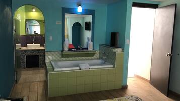 Habitación exclusiva, hidromasaje | Decoración personalizada y muebles diferentes