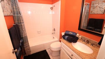 Bañera con ducha, artículos de tocador gratuitos, secador de pelo