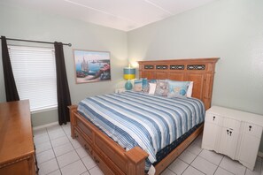 Apartamento Premium, varias camas, cocina, vistas a la piscina | Ropa de cama de alta calidad y decoración individual