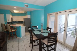 Apartamento Premium, varias camas, cocina, vistas a la piscina | Servicio de comidas en la habitación