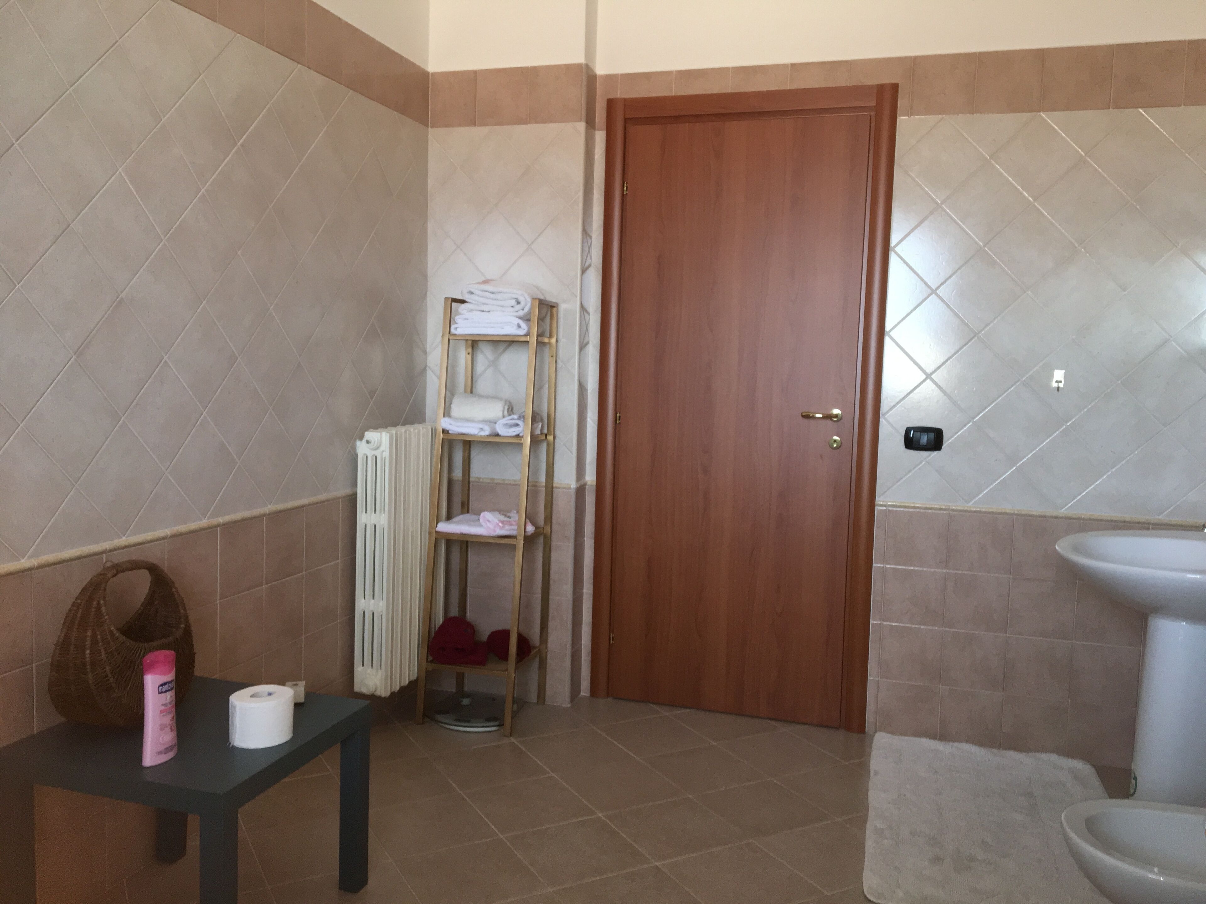 Doppelzimmer, Gemeinschaftsbad | Badezimmer | Dusche, kostenlose Toilettenartikel, Bidet, Handtücher