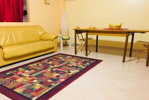 Chambre Simple, salle de bains commune | Coin séjour