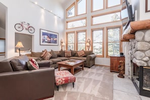 Condo, 3 Bedrooms, Mountain View (Snowcreek #892 Phase V) | Living room