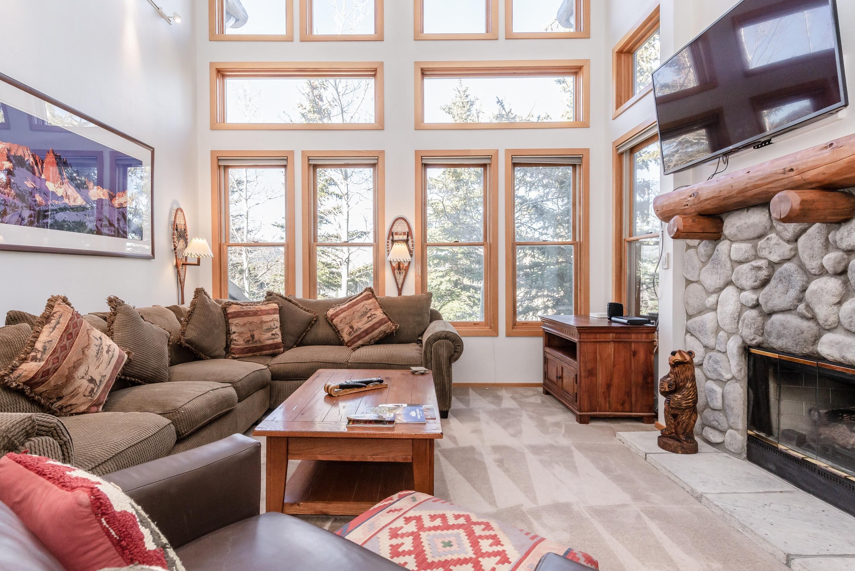 Condo, 3 habitaciones, vista a la montaña (Snowcreek #892 Phase V) | Sala de estar | Televisión de pantalla plana, chimenea y reproductor de DVD 