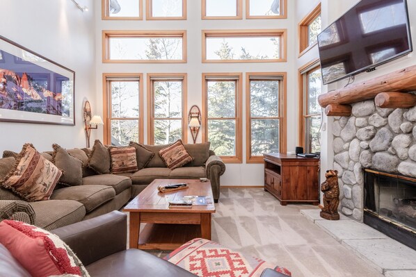 Condo, 3 habitaciones, vista a la montaña (Snowcreek #892 Phase V) | Sala de estar | Televisión de pantalla plana, chimenea y reproductor de DVD