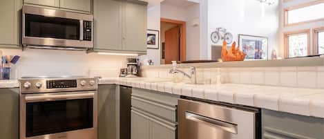 Lägenhet - 3 sovrum - utsikt mot bergen (Snowcreek #892 Phase V) | Eget kök | Ugn och matbord